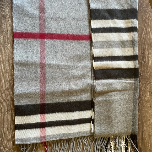 V.Fraas Plaid scarf with fringe NWT - Picture 3 of 6